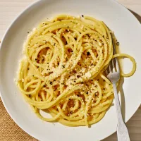 Cacio e Pepe (Classic Roman Cheese and Pepper Pasta)